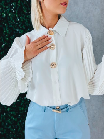 Dámska elegantná biela blúzka s plisovanými rukávmi a zlatými gombíkmi