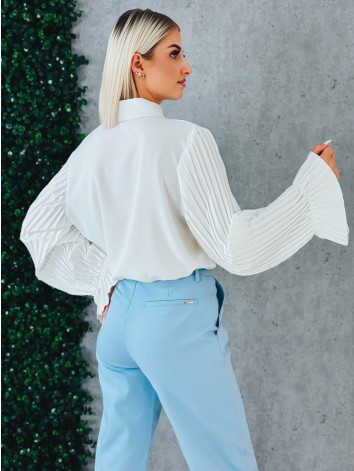 Dámska elegantná biela blúzka s plisovanými rukávmi a zlatými gombíkmi