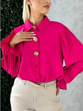 Dámska elegantná cyklamenová blúzka s plisovanými rukávmi a zlatými gombíkmi