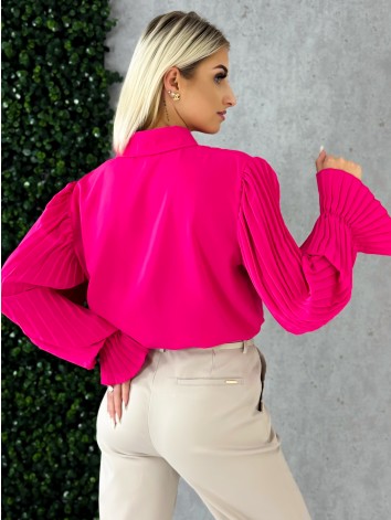 Dámska elegantná cyklamenová blúzka s plisovanými rukávmi a zlatými gombíkmi
