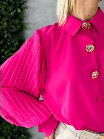 Dámska elegantná cyklamenová blúzka s plisovanými rukávmi a zlatými gombíkmi