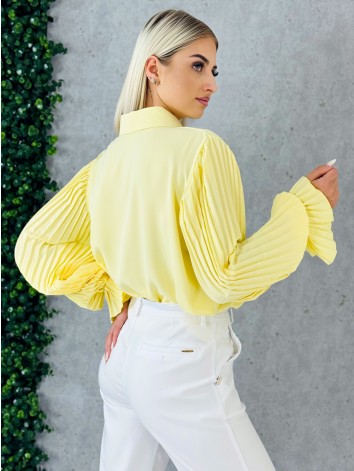 Dámska elegantná žltá blúzka s plisovanými rukávmi a zlatými gombíkmi
