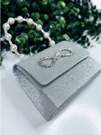 Dámska strieborná spoločenská kabelka s perlami a mašľou