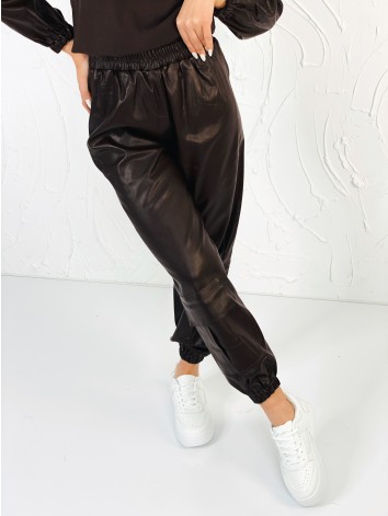 Dámska tmavo hnedá exkluzívna koženková súprava s našitými vreckami