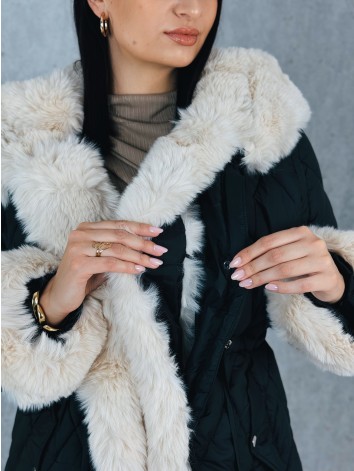 Dámska zimná prešívaná bunda s ozdobnou kožušinou - čierna