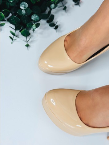 Dámske béžové extravagantné lakované lodičky na platforme