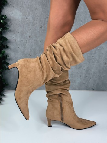 Dámske béžové nariasené čižmy na nízkom opätku