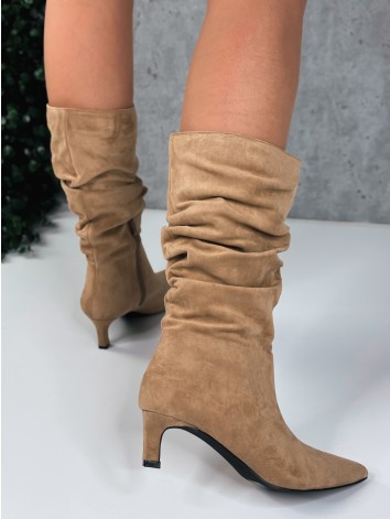 Dámske béžové nariasené čižmy na nízkom opätku