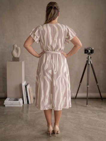 Dámske béžové spoločenské šaty pre moletky s vlnitým vzorom a opaskom