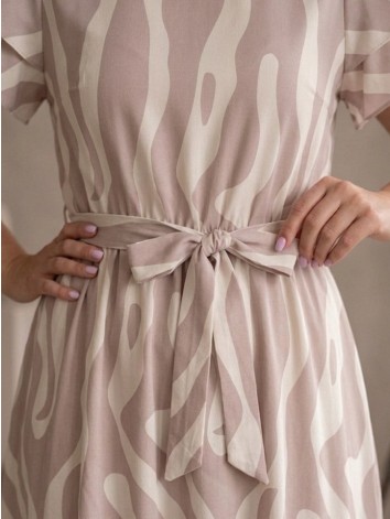 Dámske béžové spoločenské šaty pre moletky s vlnitým vzorom a opaskom