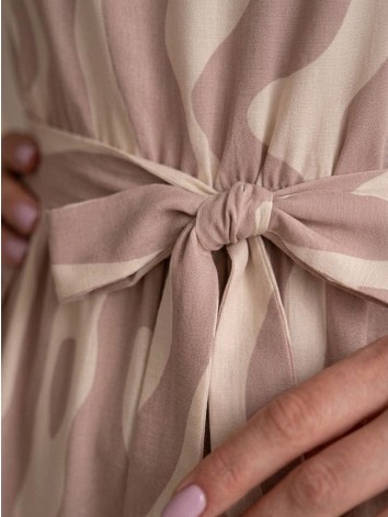 Dámske béžové spoločenské šaty pre moletky s vlnitým vzorom a opaskom