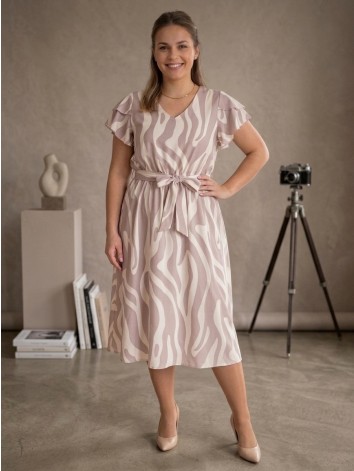 Dámske béžové spoločenské šaty pre moletky s vlnitým vzorom a opaskom