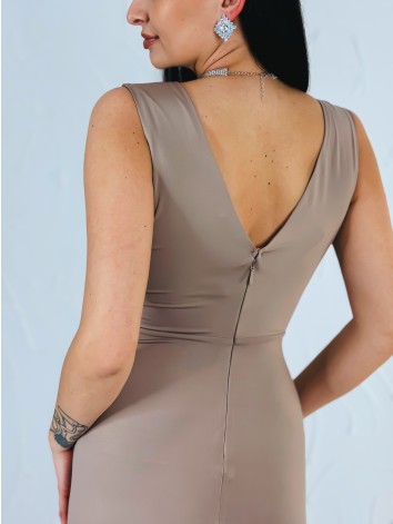 Dámske béžové spoločenské šaty so striebornou aplikáciou a rozparkom