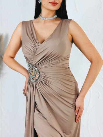Dámske béžové spoločenské šaty so striebornou aplikáciou a rozparkom
