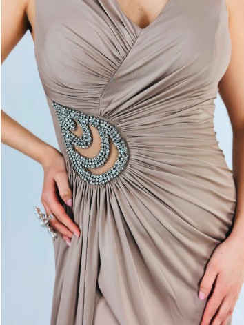 Dámske béžové spoločenské šaty so striebornou aplikáciou a rozparkom