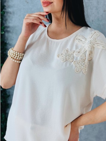 Dámske béžové tričko s kvetovanou aplikáciou a perlami