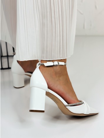 Dámske biele sandále s ozdobnými kamienkami Pelora