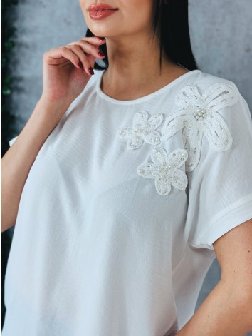 Dámske biele tričko s kvetovanou aplikáciou a perlami