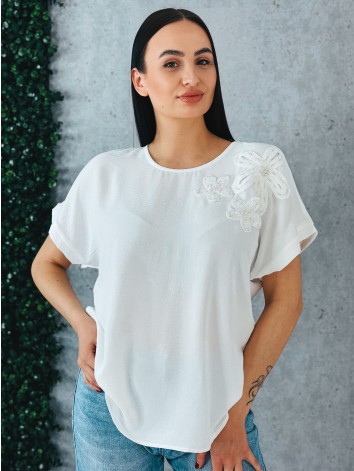 Dámske biele tričko s kvetovanou aplikáciou a perlami