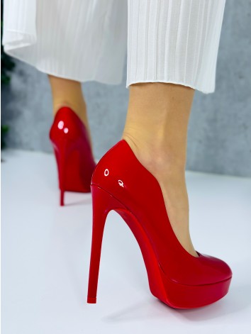 Dámske červené extravagantné lakované lodičky na platforme