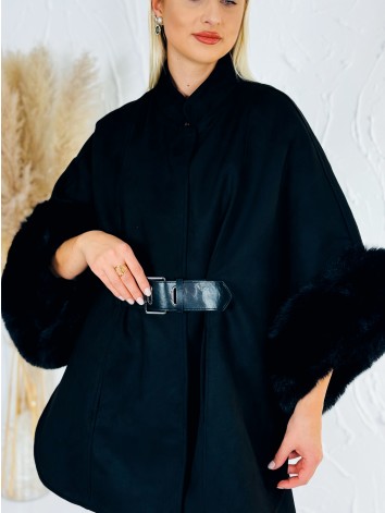 Dámske čierne elegantné pončo s odopínateľnou kožušinou na rukávoch
