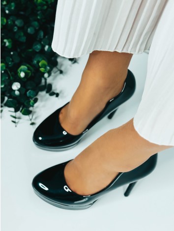 Dámske čierne extravagantné lakované lodičky na platforme