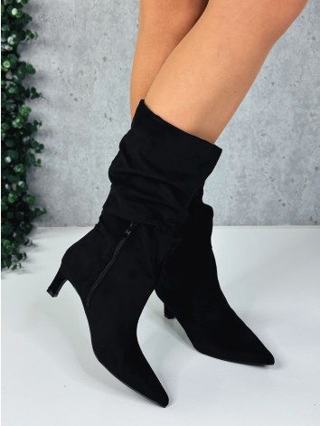 Dámske čierne nariasené čižmy na nízkom opätku