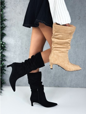 Dámske čierne nariasené čižmy na nízkom opätku