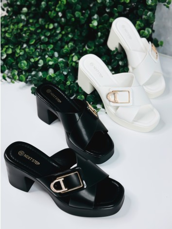 Dámske čierne šľapky s hrubým opätkom a zlatou sponou