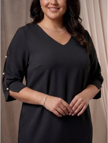 Dámske čierne spoločenské šaty s aplikáciami na rukávoch pre moletky