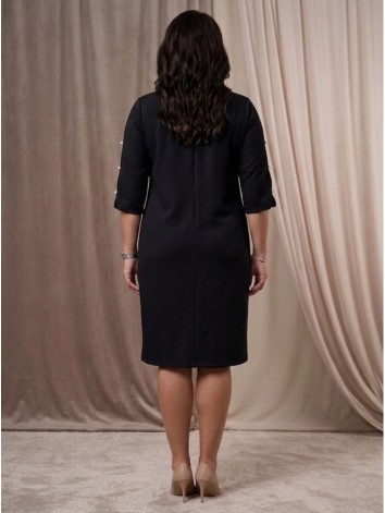 Dámske čierne spoločenské šaty s aplikáciami na rukávoch pre moletky