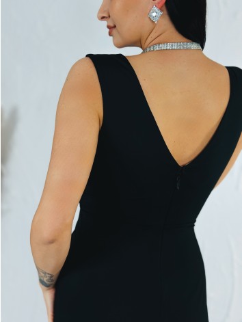 Dámske čierne spoločenské šaty so striebornou aplikáciou a rázporkom