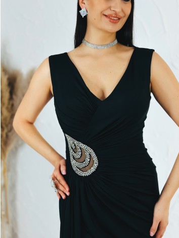 Dámske čierne spoločenské šaty so striebornou aplikáciou a rázporkom