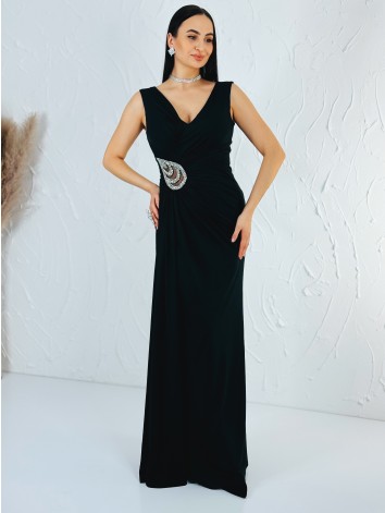 Dámske čierne spoločenské šaty so striebornou aplikáciou a rázporkom