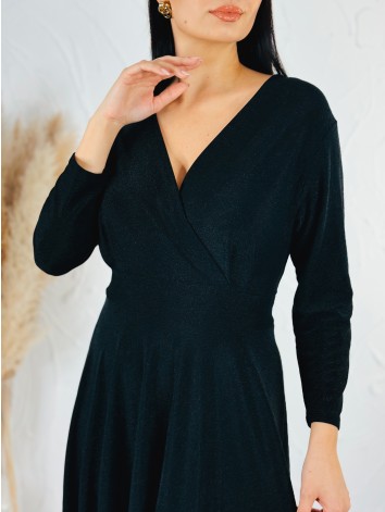 Dámske čierne trblietavé šaty s véčkovým výstrihom aj pre moletky