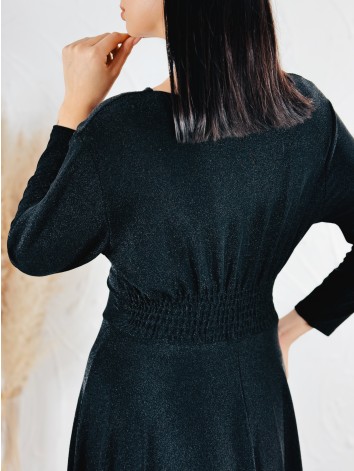 Dámske čierne trblietavé šaty s véčkovým výstrihom aj pre moletky