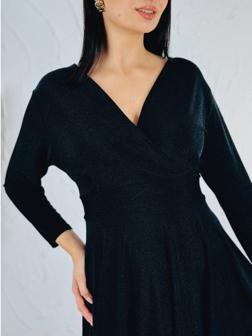 Dámske čierne trblietavé šaty s véčkovým výstrihom aj pre moletky