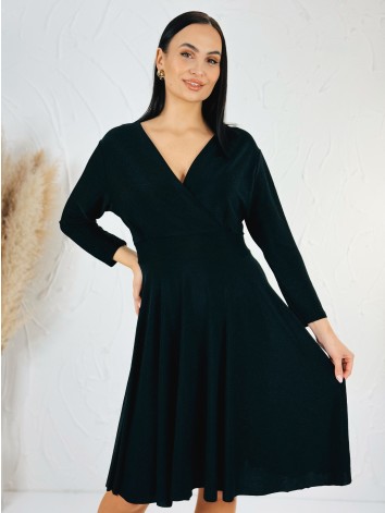 Dámske čierne trblietavé šaty s véčkovým výstrihom aj pre moletky