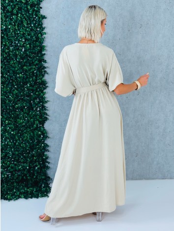 Dámske dlhé béžové elegantné šaty s opaskom a véčkovm výstrihom