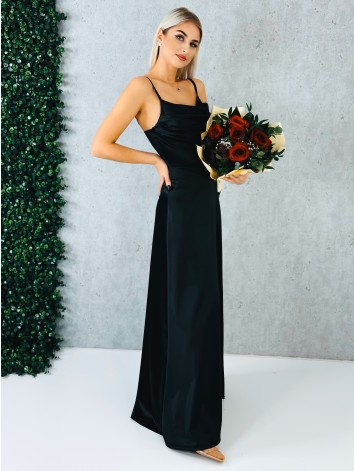 Dámske dlhé čierne spoločenské šaty na ramienka s rázporkom