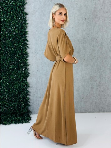Dámske dlhé hnedé elegantné šaty s opaskom a véčkovm výstrihom