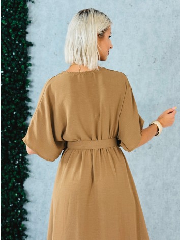 Dámske dlhé hnedé elegantné šaty s opaskom a véčkovm výstrihom