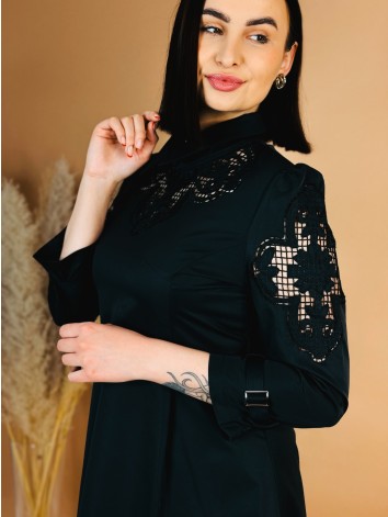 Dámske elegantné áčkové šaty s čipkou - čierne