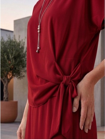 Dámske elegantné červené spoločenské šaty s ozdobným uzlom a náhrdelníkom