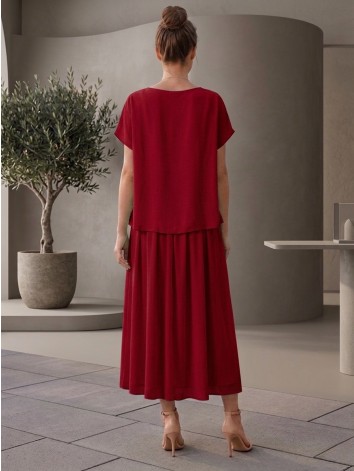 Dámske elegantné červené spoločenské šaty s ozdobným uzlom a náhrdelníkom