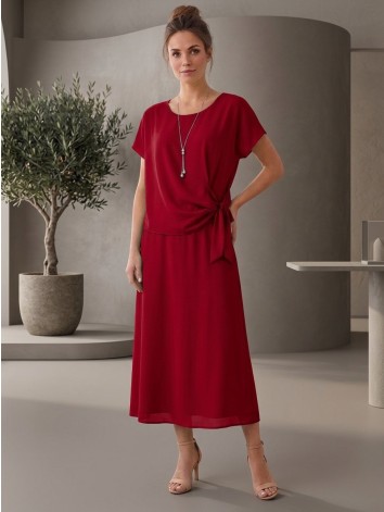 Dámske elegantné červené spoločenské šaty s ozdobným uzlom a náhrdelníkom