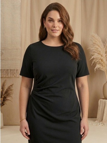 Dámske elegantné čierne spoločenské šaty  s riasením na boku pre moletky Sophia