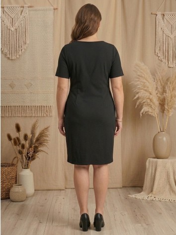 Dámske elegantné čierne spoločenské šaty  s riasením na boku pre moletky Sophia