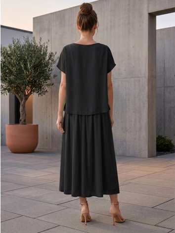 Dámske elegantné čierne spoločenské šaty s ozdobným uzlom a náhrdelníkom