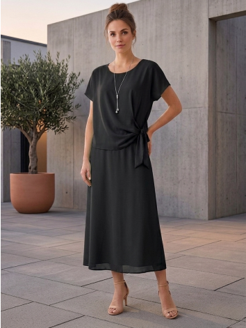 Dámske elegantné čierne spoločenské šaty s ozdobným uzlom a náhrdelníkom